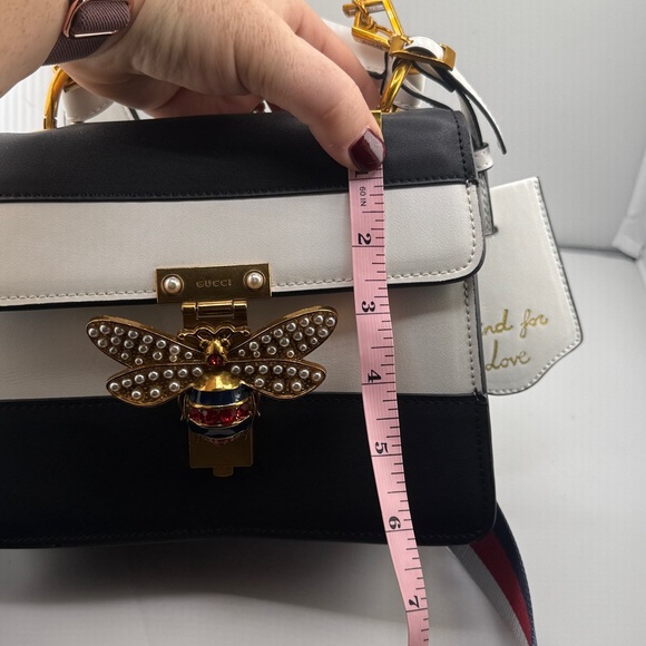 Blue and White Crossbody Bag with Bee Accent blind for love Queen Margeret top - Picture 16 of 16